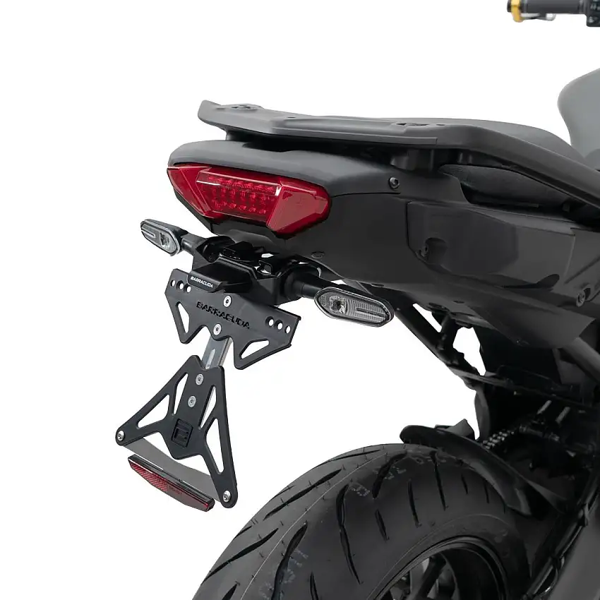 Portatarga Barracuda per Yamaha MT-09 Tracer 900 22-23 regolabile (per frecce originali)